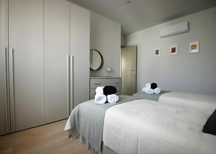 Apartment Cliff Edge In