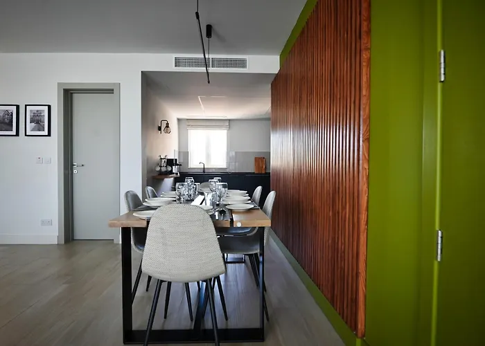 Apartment Cliff Edge In