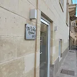Apartment Cliff Edge In