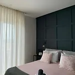 Apartment Cliff Edge In