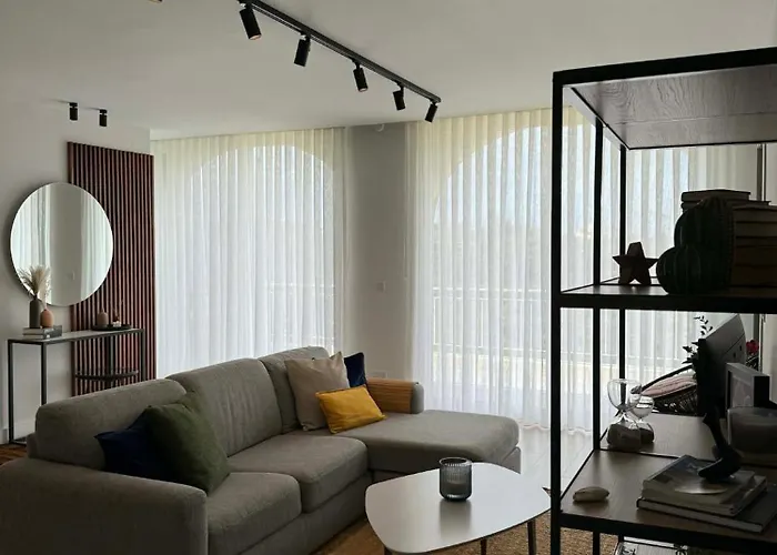 Cliff Edge In 아파트 자프라